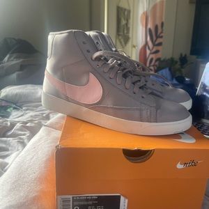 Nike blazer sneaker size 8 with box